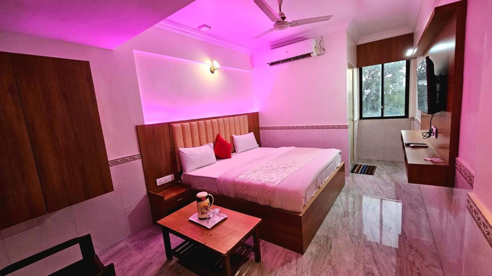 Hotel Runway Inn Ahmedabad Ngoại thất bức ảnh
